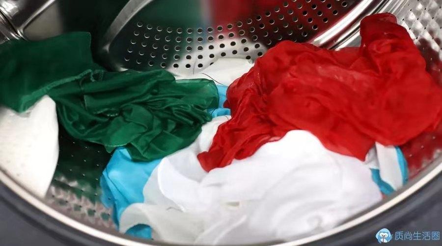 洗衣机为什么每次洗衣服都有毛絮,洗衣机衣服上的毛絮怎么处理