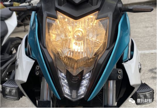 400排量颜值担当,春风400nk和ktm250duke哪个好