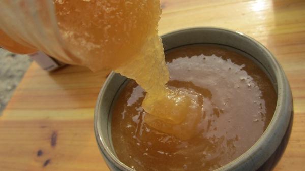 蜂蜜放久了有白色固体还有气,蜂蜜放久了出现渣渣还能吃吗