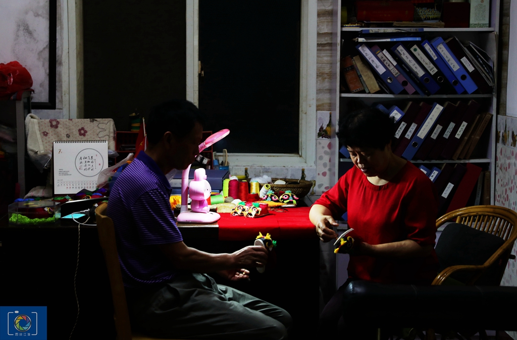 一双虎头鞋，传承100多年，别人种地他和妻子做鞋，一双能卖200元