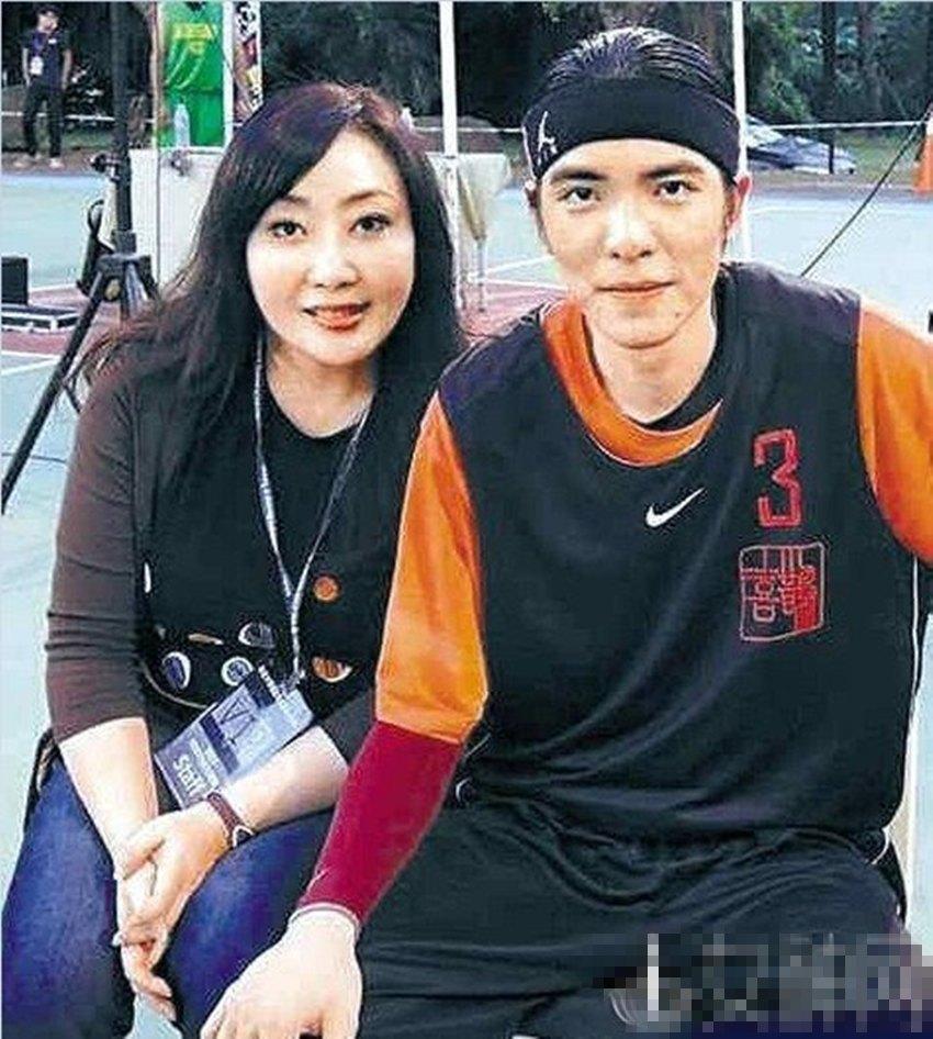 *窥偷**偷*裤内**闯酒店?按摄像头咸猪手衣柜藏人?盘点私生饭疯狂行为