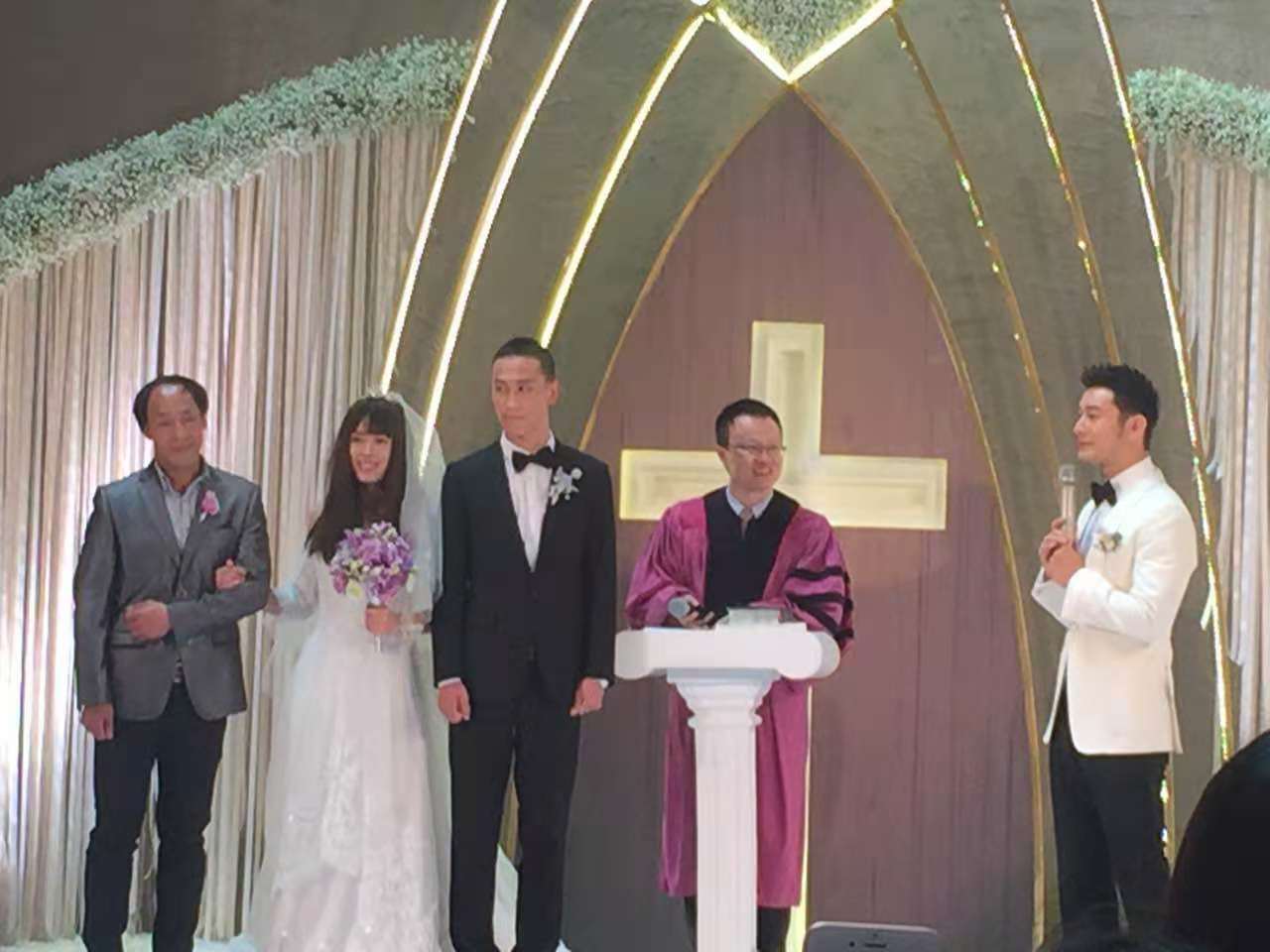 还记得这个女孩吗?4年前,影星黄晓明亲临现场为她的婚礼助阵