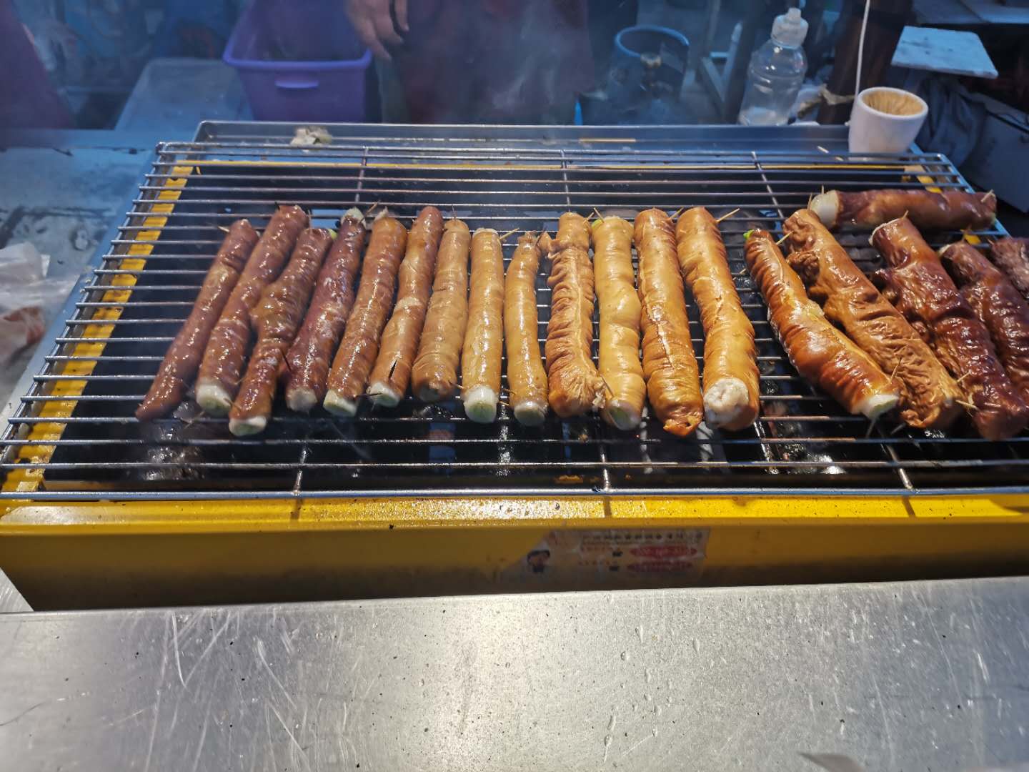 年轻小夫妻夜晚在街边摆摊卖小吃,小夫妻街头卖小吃45元一斤