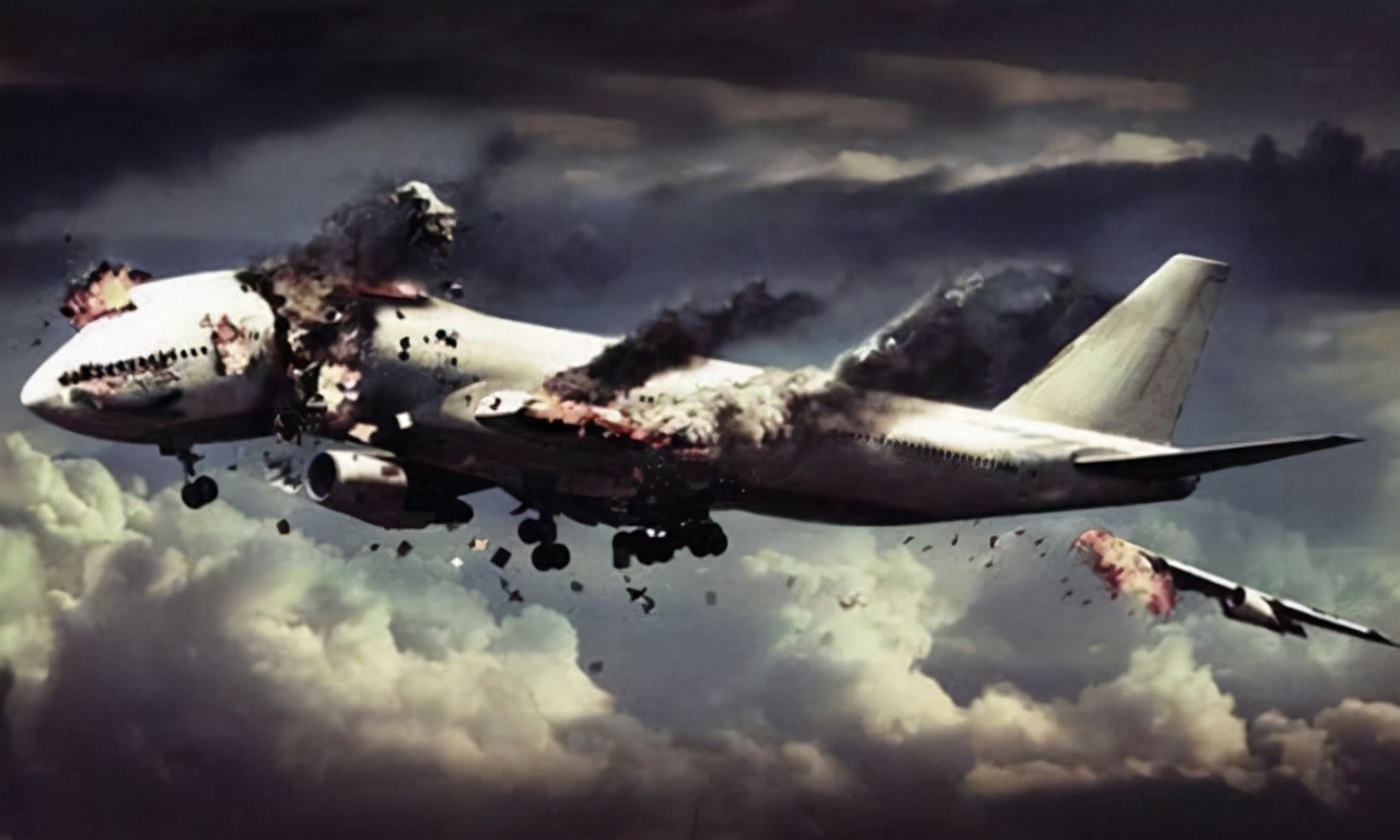 飞机在8000米高空解体，所有人直线下坠，却有人奇迹生还
