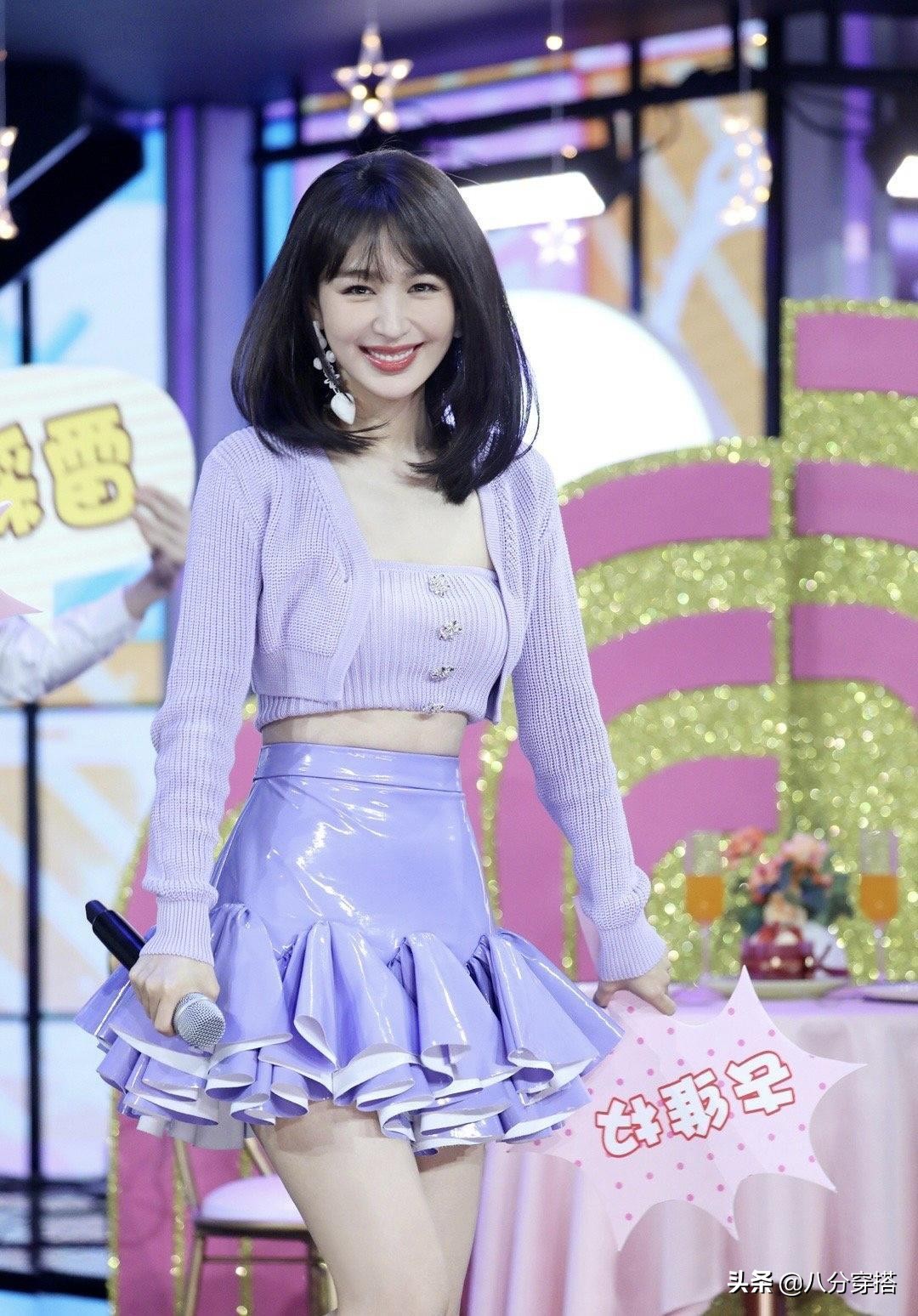 李菲儿太懂“时尚”，黑色垫肩西装配吊带潇洒利落，又美又飒