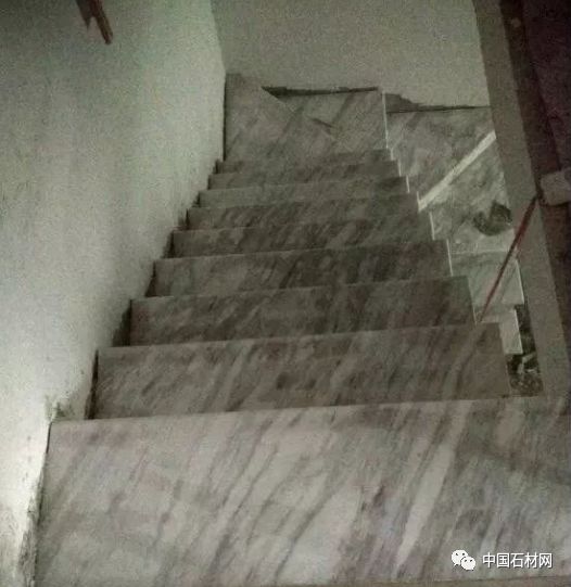 真是浪费，100多万的爵士白大理石装成这样，还好我不是业主