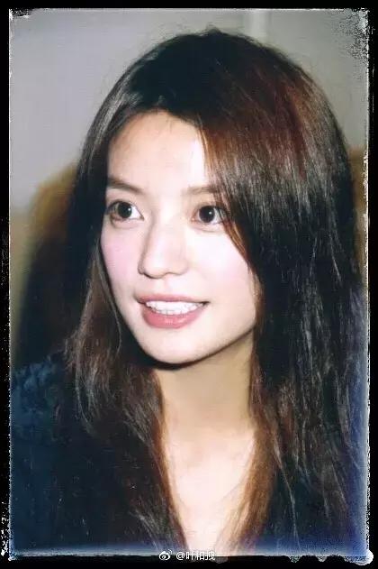 小花妹妹不打马赛克了！抱着邓超的手有点害羞，不笑是因为孙俪