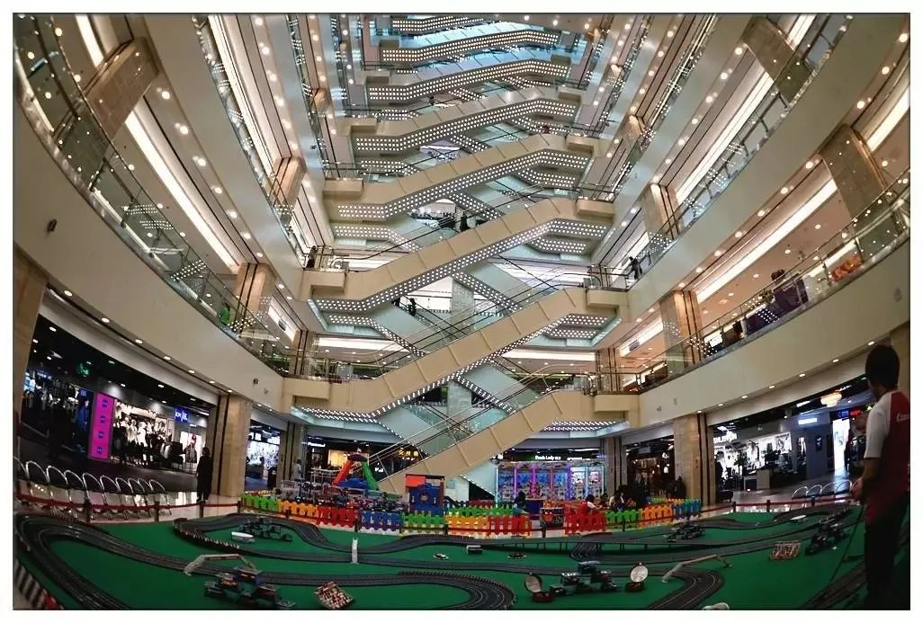 沿着地铁线逛商场，我吹了一天空调~