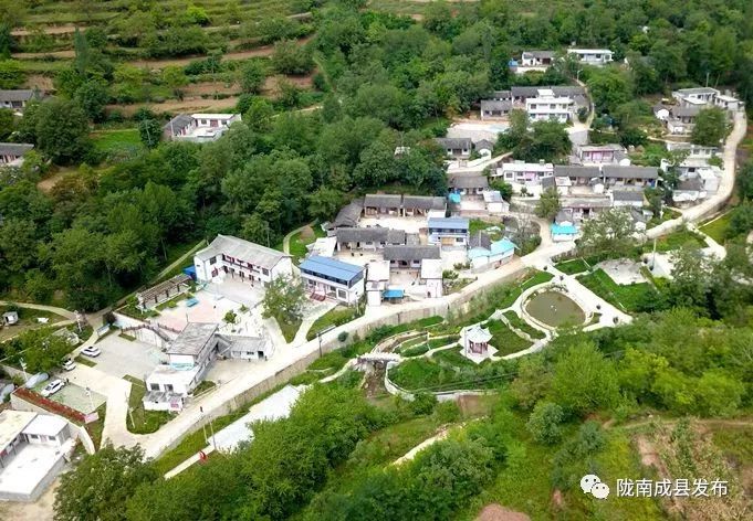 我叫成县，这是我2019年的自拍照~