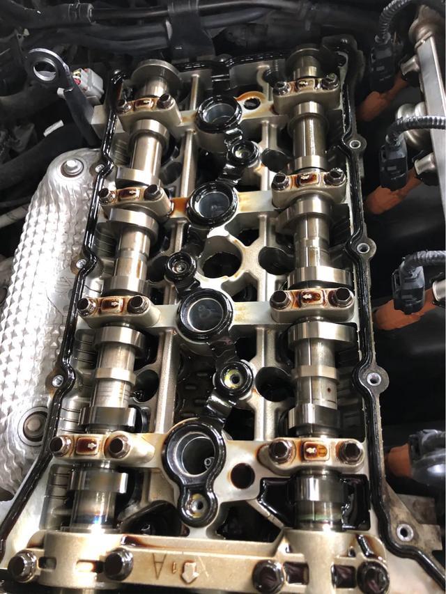 起亚k5气门室盖垫渗油,自己动手更换发动机气门室盖