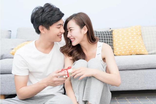 女生怎么追到自己喜欢的男生,女生怎样追到喜欢的女生