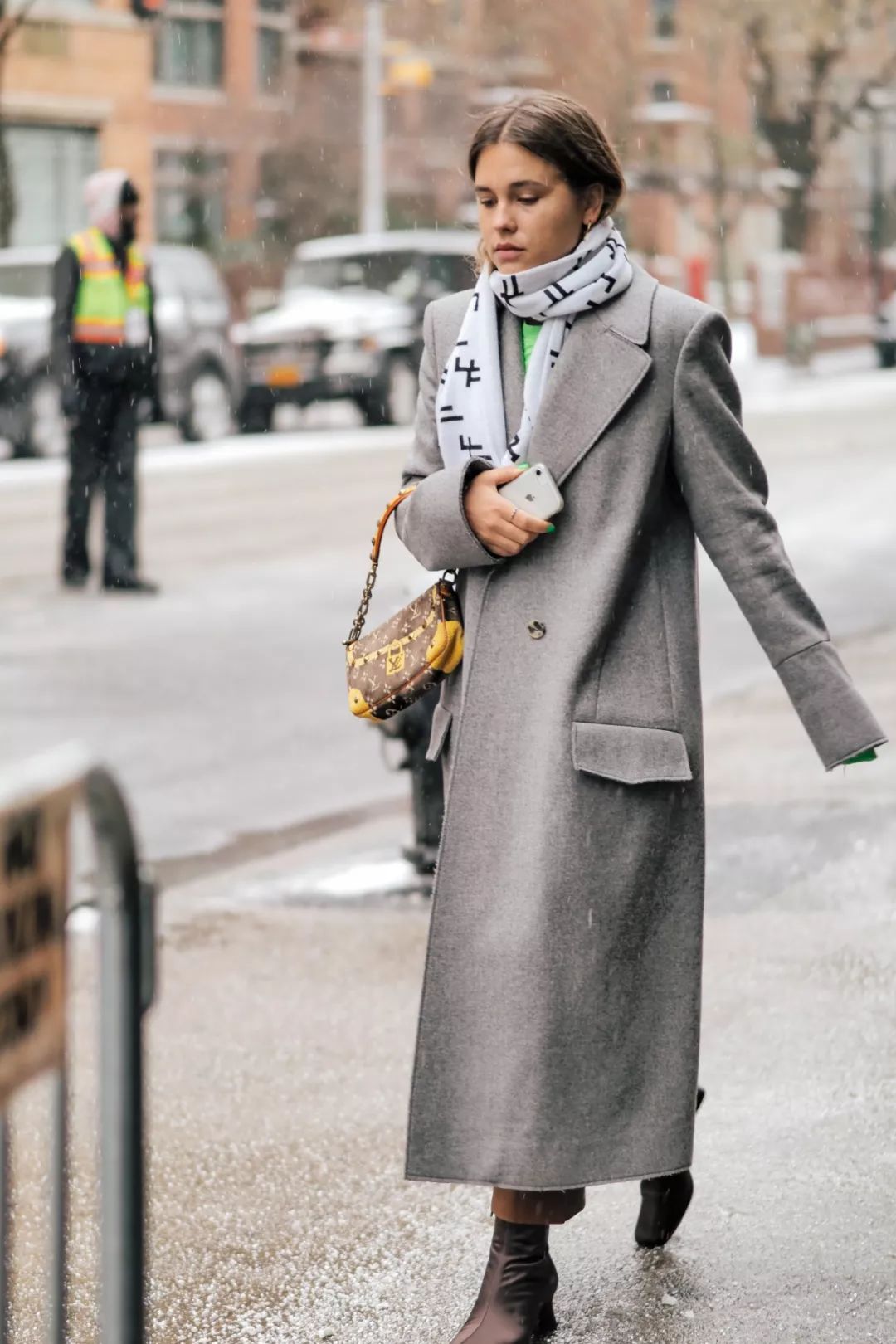 毛呢大衣怎么穿才减龄有范不老气,今年流行短羊绒大衣最佳搭配