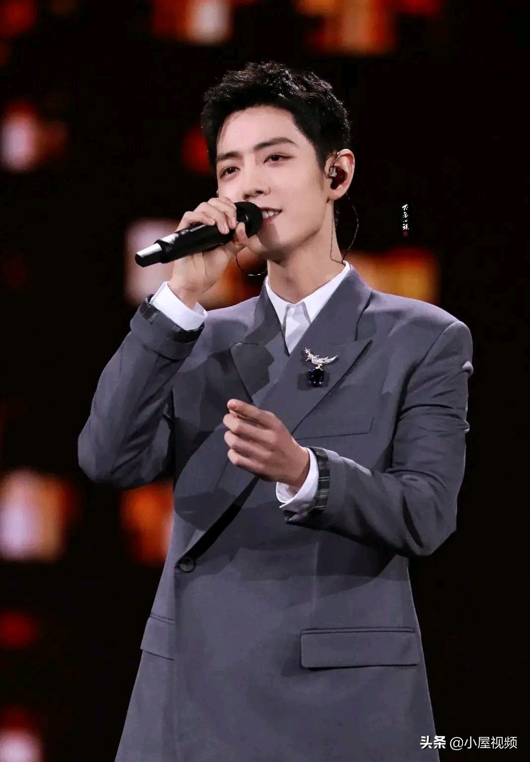 放下是为了更好的前行！肖战：剪了一个短头发。