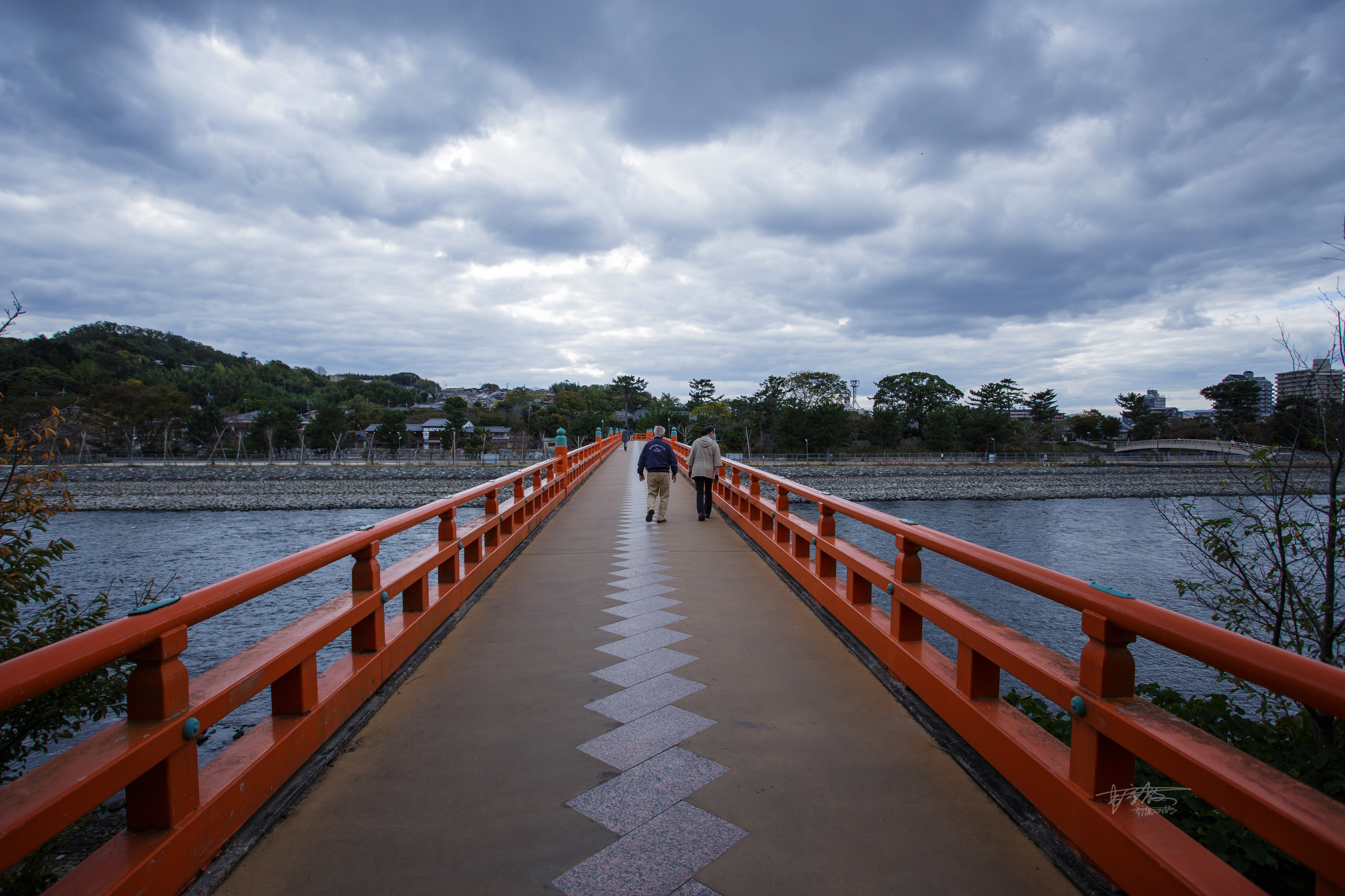 《万叶集》里的荒芜旧宫，千寻与无脸男走过的桥