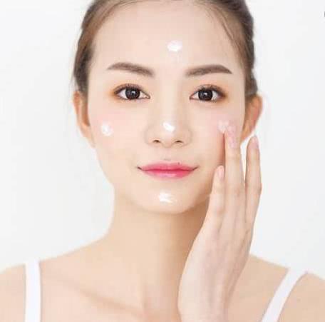 bb霜怎么涂不卡粉自然,bb霜涂得少更容易脱妆吗