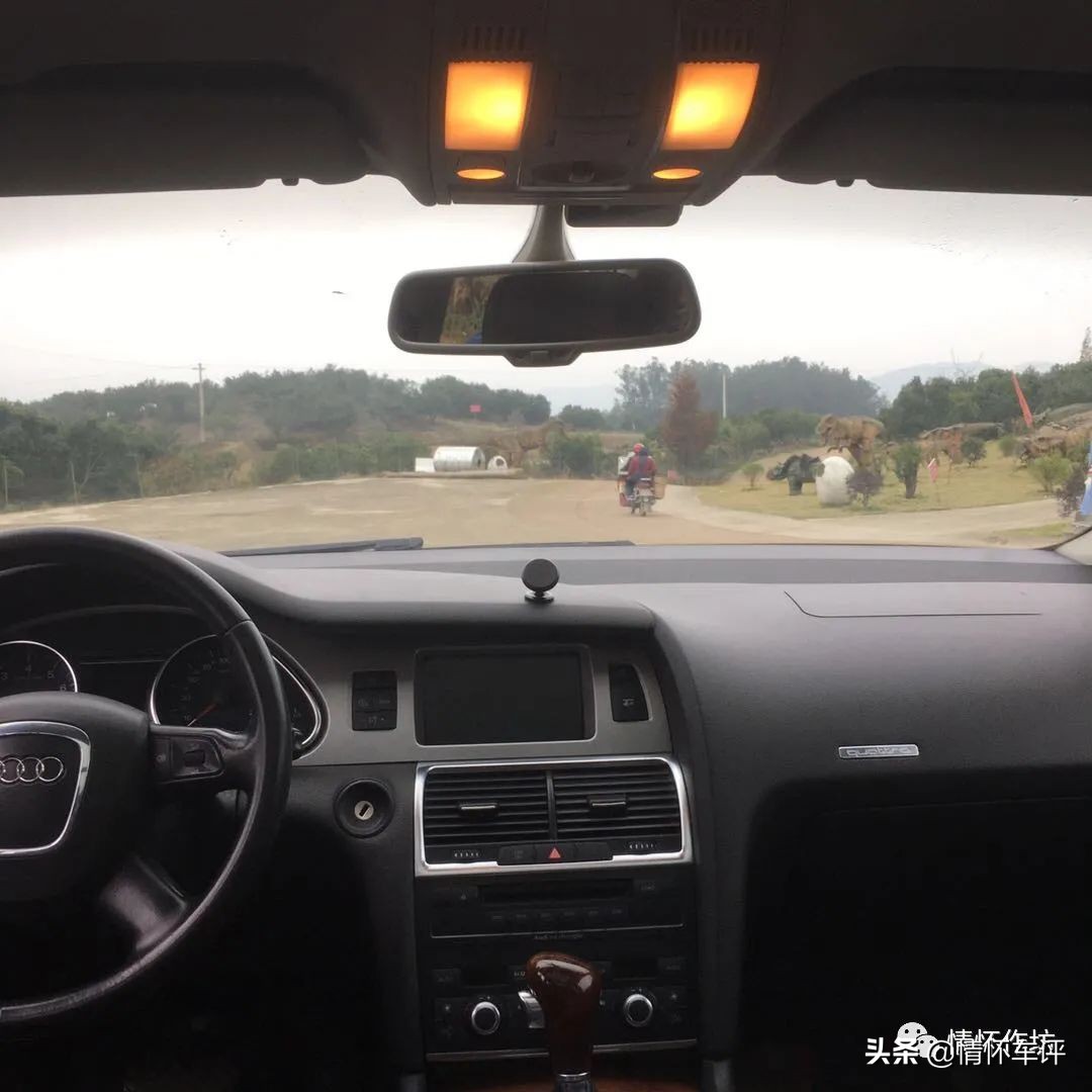 小伙买了一辆奥迪回村,小伙买了台7w的奥迪a7
