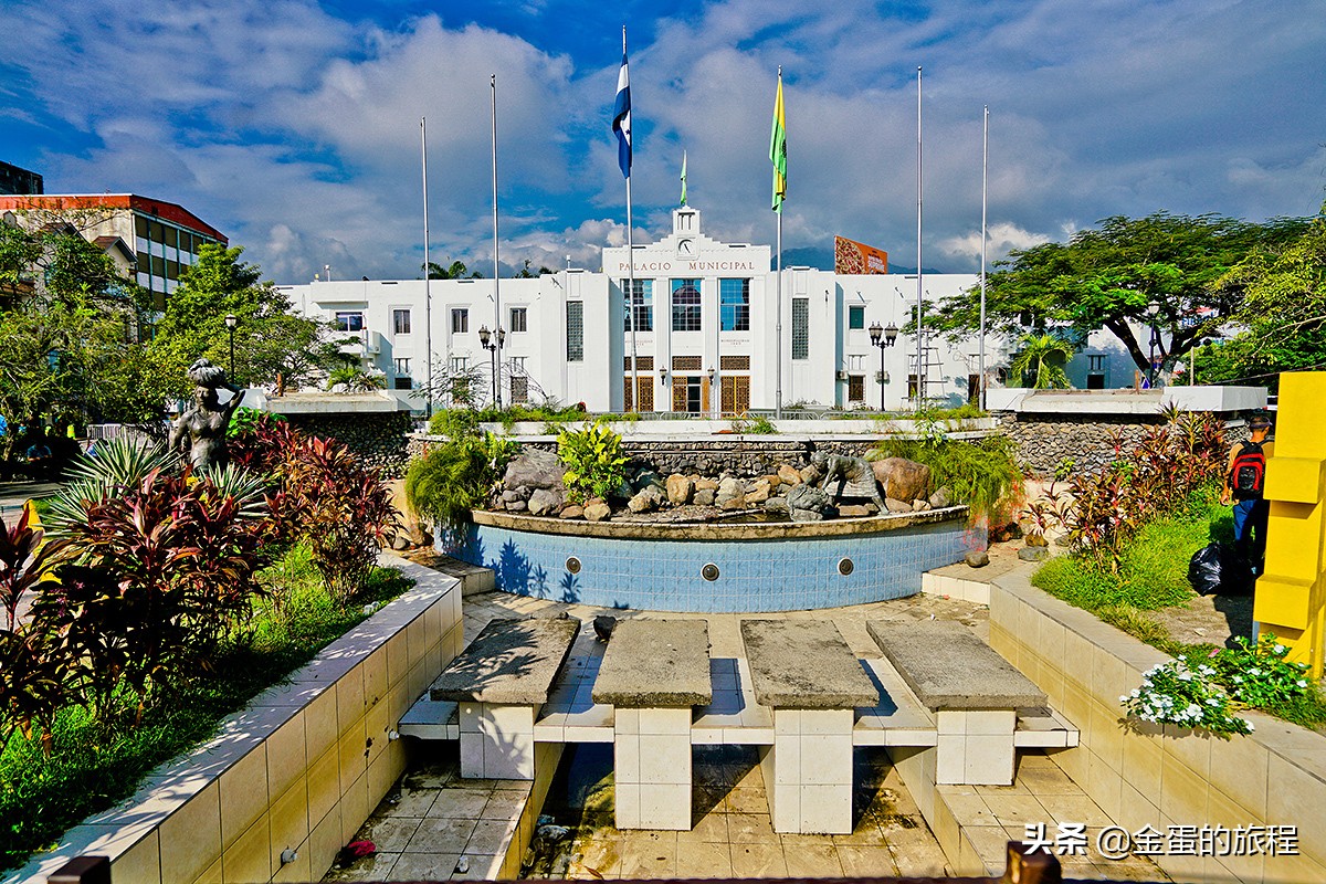 这里的肯德基加装防暴钢窗，保安用AK-47看店，此时此刻就在美洲