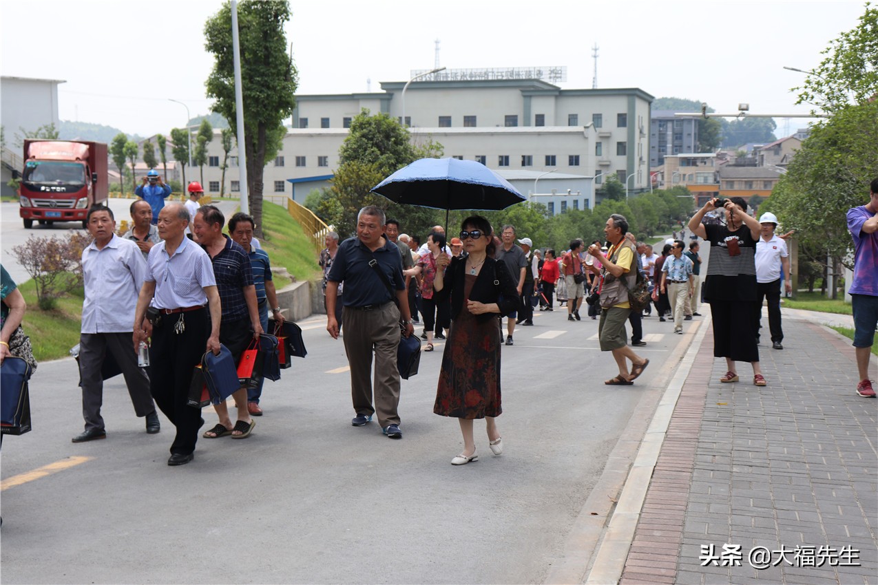 钢铁年代战友重逢,钢铁情怀