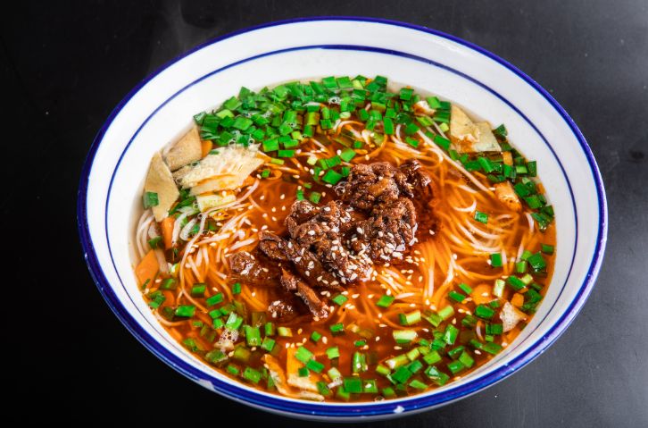 血赔400万后，他靠卖小吃翻盘，170平店日营收近4万