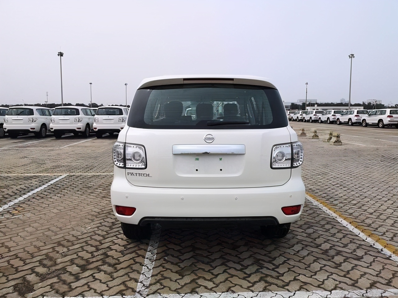 2022款日产途乐对比霸道2700,丰田霸道和日产途乐油耗