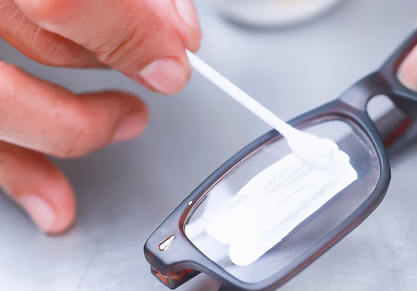 如何修复眼镜刮痕,眼镜划痕修复最佳方法