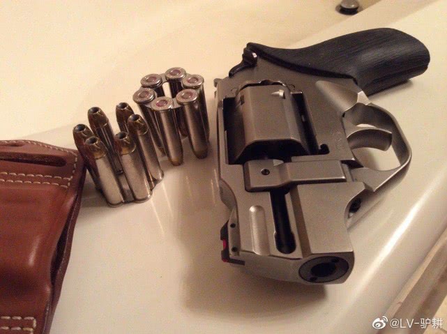 疫情来袭，在美华人纷纷囤枪，选枪是门大学问，听听大佬怎么说？