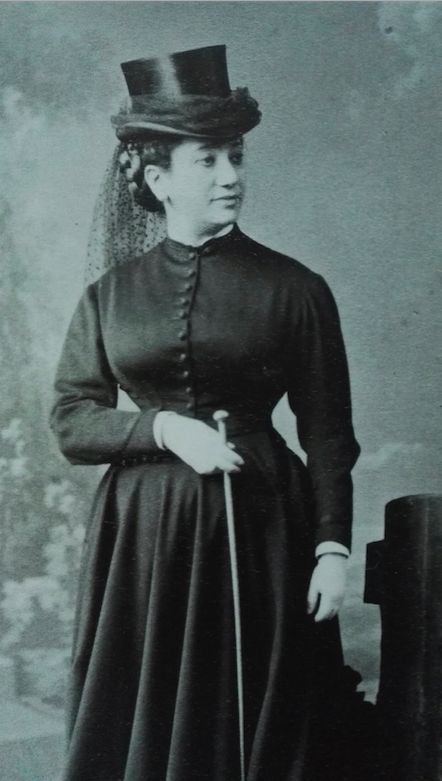 17岁抛夫弃子,一个用身体换金钱的*女妓**,凭什么有名有利?