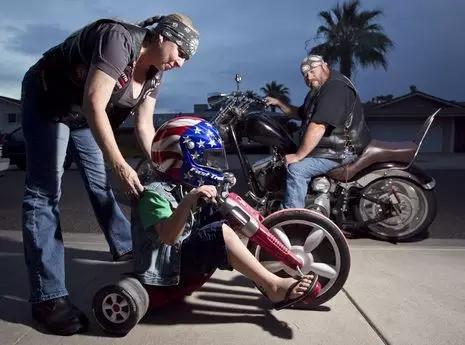 这群花臂壮汉骑哈雷，不收保护费，25年来甘当受欺凌孩子的守护神