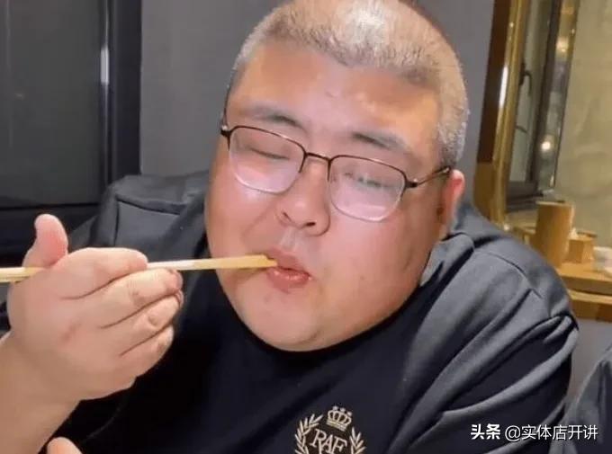 开餐馆亏本做吃播年入百万，560斤的河北小伙比“泡泡龙”还拼