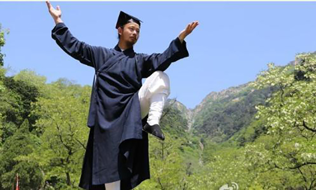 4米高墙一跃而上！陈师行再现轻功绝学，不同于闫芳雷公之流