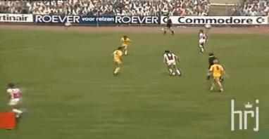 支点中锋踢前腰,足球支点中锋的位置和打法