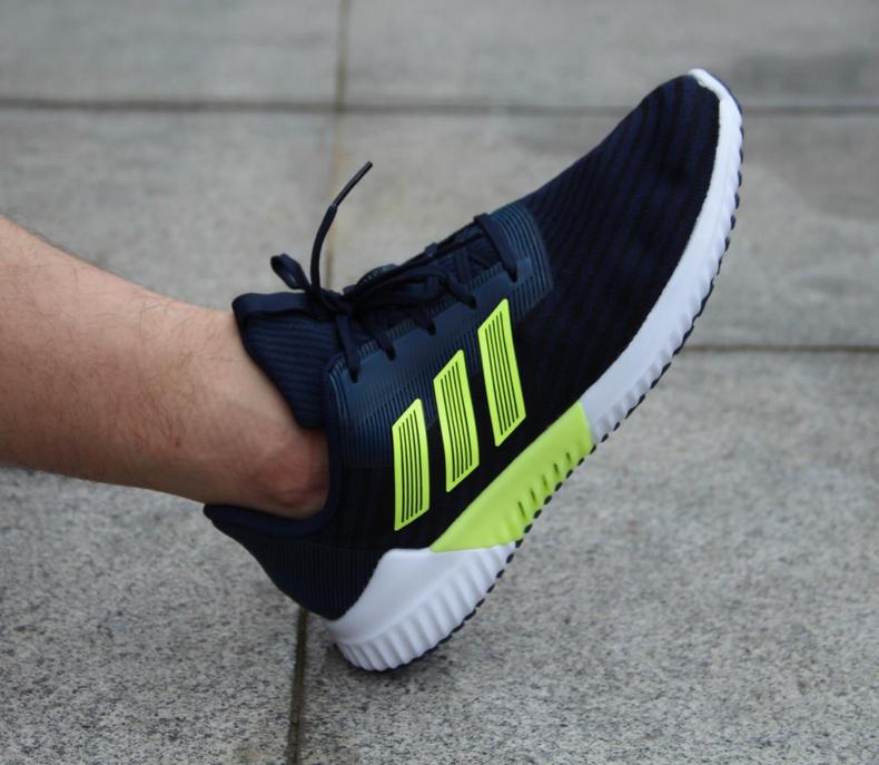 阿迪达斯清风系列跑鞋,夏季跑步阿迪套装