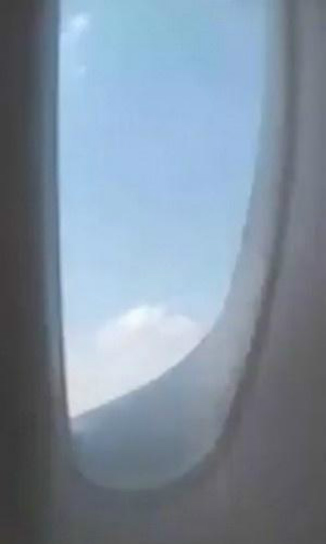 土耳其少女古灵精怪利用牛奶瓶巧拍飞机飞行画面，来学下拍照