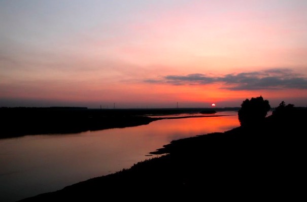 江上的夕阳有多美？白居易这首诗，一开篇就美得令人心醉