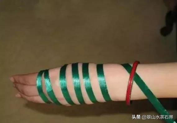 翡翠手镯取不下来怎么弄成两半,翡翠手镯取不下来怎么砸