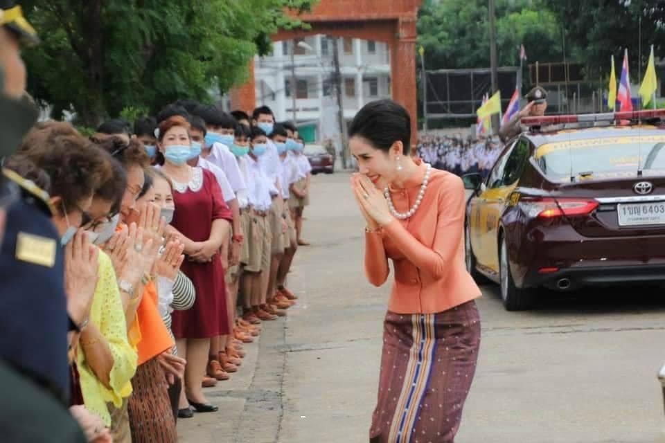 泰国贵妃戴红宝石露脸,泰国贵妇戴夸张首饰参加晚会