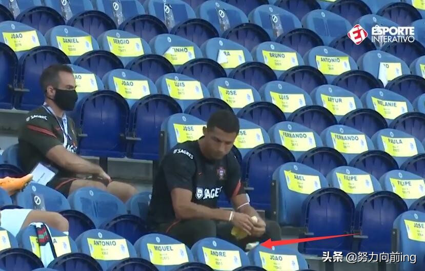 场下也耀眼！欧国联首场C罗未上场反成主角，香蕉没吃成还被说了