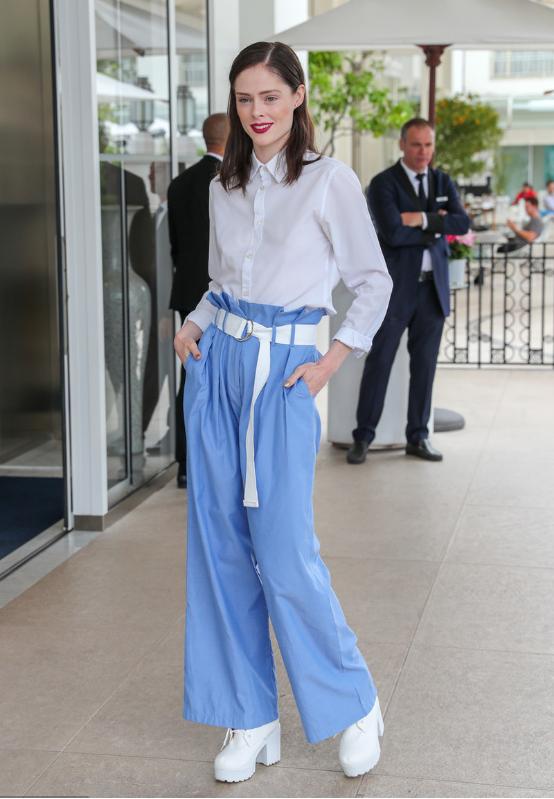 今年流行的纸袋裤怎么穿,新款流行好看显瘦百搭裤