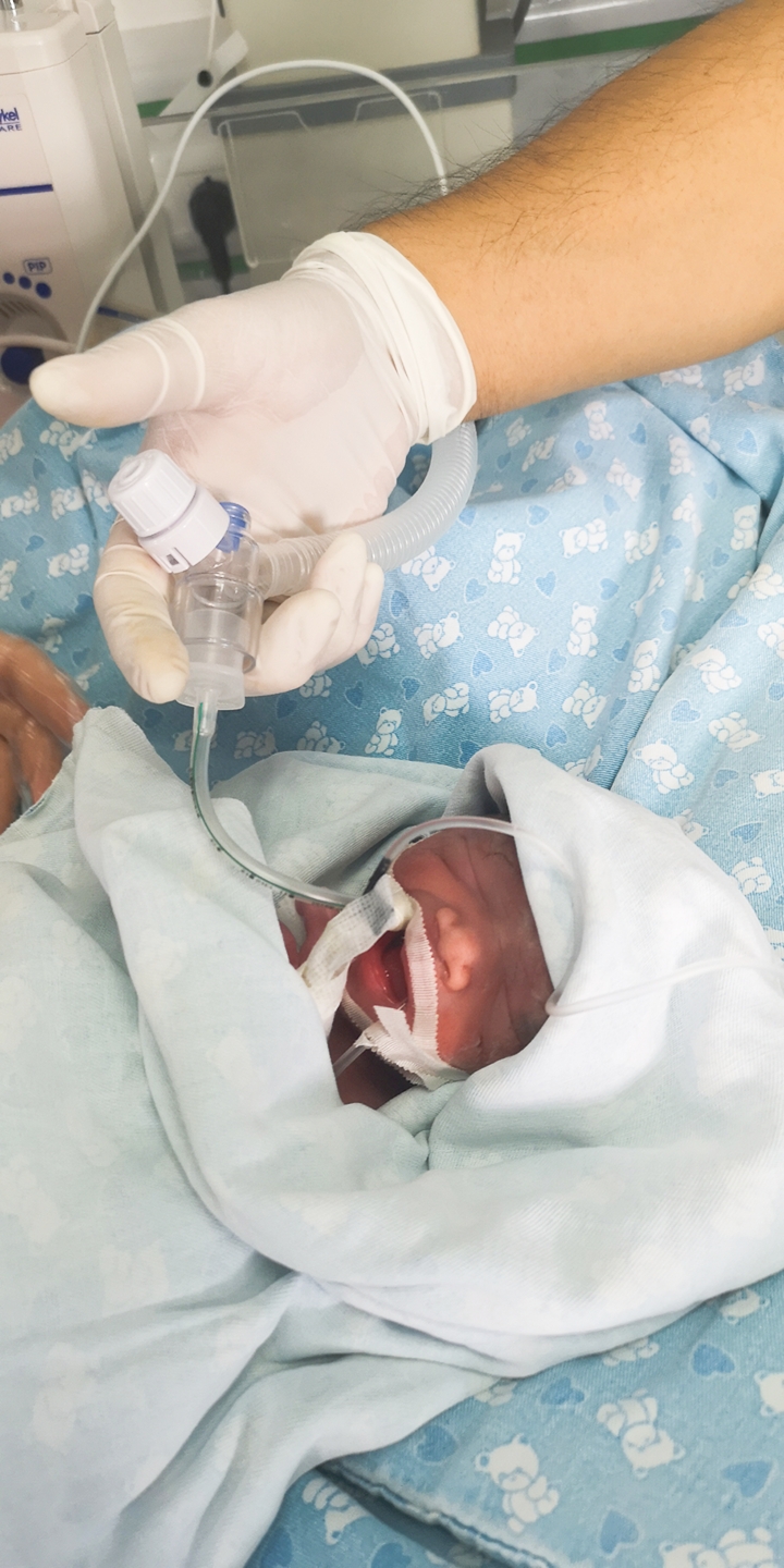 产妇突发脐带脱垂医生跪姿托举,孕妇脐带脱垂助产士跪地托举