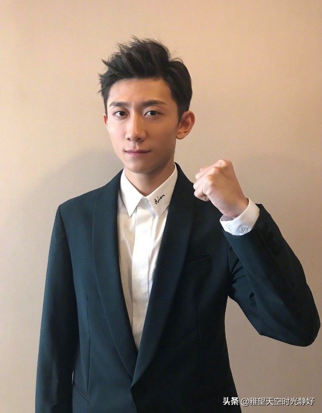 痞帅风男明星壁纸黑色,黑色西装壁纸