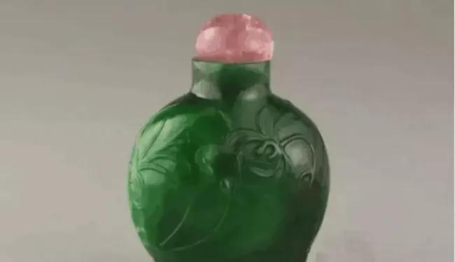 老农挖出鼻烟壶,村民无意中捡到诡异文物