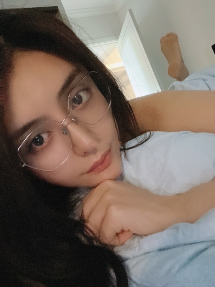 张琪格终于醒悟了？晒出刚睡醒的素颜照，原来她真容如此青春