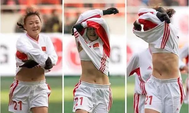 她是中国女足首位脱衣庆祝的球员，曾是孙雯接班人，腹肌秒杀男足