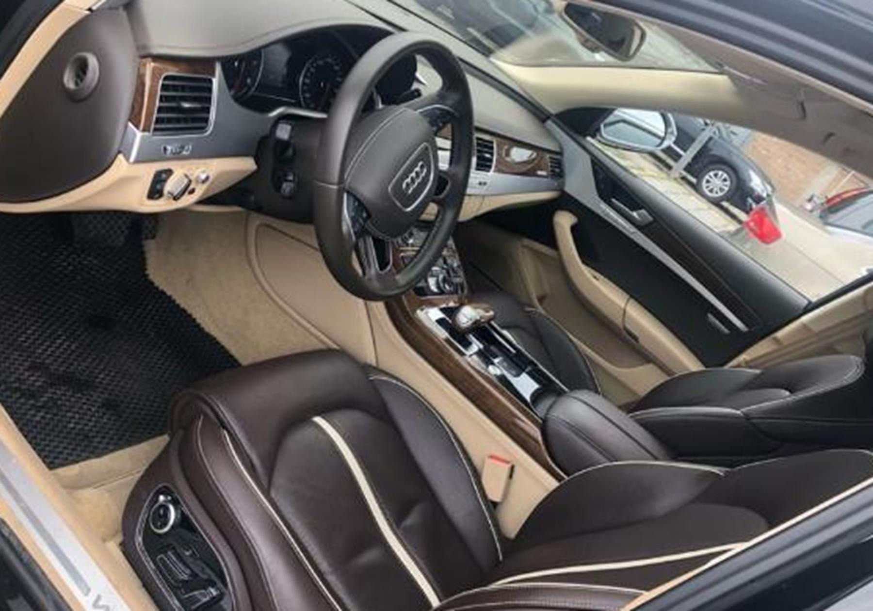 二手百万奥迪A8L5折售卖，两个月无人问津，车主哭了五折没人要