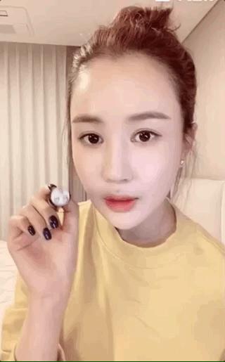 杨幂鱼尾辫发型火了,杨幂同款发型双麻花翘辫