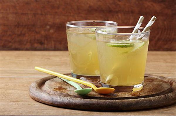 蜂蜜水用什么水冲最好,6毫升蜂蜜40毫升水调制一杯蜂蜜水