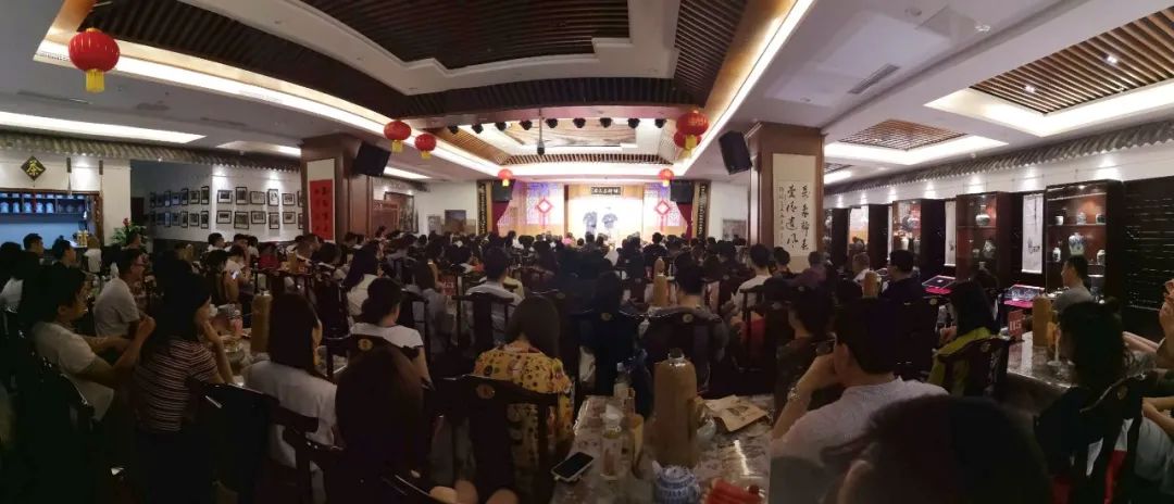 谦之品丨一杯酒，让一切归哏