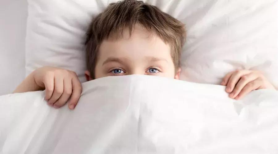 孩子半夜哭说梦话是不是吓到了,小孩子夜里说梦话哭是怎么回事