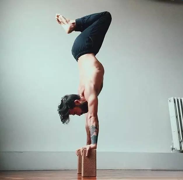 男士瑜伽展示力量,男士练瑜伽帅呆了