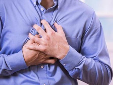 胸口闷是白肺的前兆吗,胸口发闷心里发慌怎么回事呢